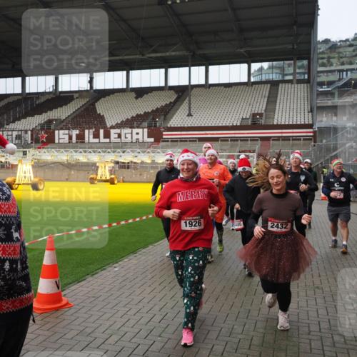 07.12.2025 - St. Pauli X-Mass-Run No. 15 Fabian Wolf http://msf.ph/oto/9421907 07.12.2025 11:48:35 Ziel 616, 732, 1891, 1911, 1926, 1927, 2008, 2432, 3023, 3388, 3635, 3638, 3646, 3926, 4134, 4423, 4424, 4426, 4477, 4480 meine-sportfotos.de
