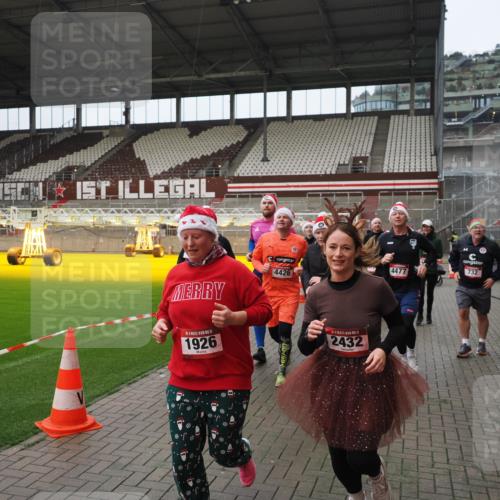 07.12.2025 - St. Pauli X-Mass-Run No. 15 Fabian Wolf http://msf.ph/oto/9421909 07.12.2025 11:48:35 Ziel 616, 732, 1891, 1911, 1926, 1927, 2008, 2432, 3023, 3388, 3635, 3638, 3646, 3926, 4134, 4423, 4424, 4426, 4477, 4480 meine-sportfotos.de