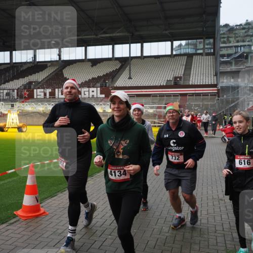 07.12.2025 - St. Pauli X-Mass-Run No. 15 Fabian Wolf http://msf.ph/oto/9421924 07.12.2025 11:48:39 Ziel 616, 732, 1613, 1891, 1911, 1926, 1927, 2008, 2075, 2148, 2432, 2717, 2718, 3023, 3388, 3646, 3926, 4134, 4423, 4424, 4426, 4477, 4480 meine-sportfotos.de
