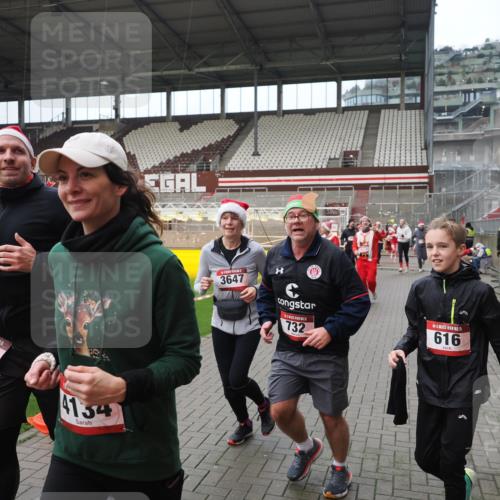 07.12.2025 - St. Pauli X-Mass-Run No. 15 Fabian Wolf http://msf.ph/oto/9421926 07.12.2025 11:48:39 Ziel 616, 732, 1613, 1891, 1911, 1926, 1927, 2008, 2075, 2148, 2432, 2717, 2718, 3023, 3388, 3646, 3926, 4134, 4423, 4424, 4426, 4477, 4480 meine-sportfotos.de
