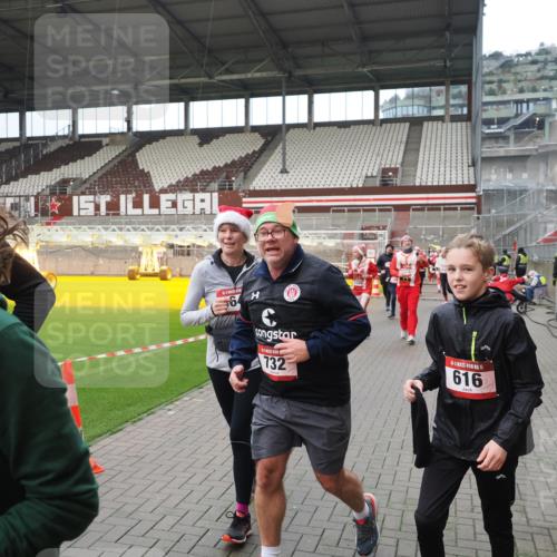 07.12.2025 - St. Pauli X-Mass-Run No. 15 Fabian Wolf http://msf.ph/oto/9421927 07.12.2025 11:48:39 Ziel 616, 732, 1613, 1891, 1911, 1926, 1927, 2008, 2075, 2148, 2432, 2717, 2718, 3023, 3388, 3646, 3926, 4134, 4423, 4424, 4426, 4477, 4480 meine-sportfotos.de