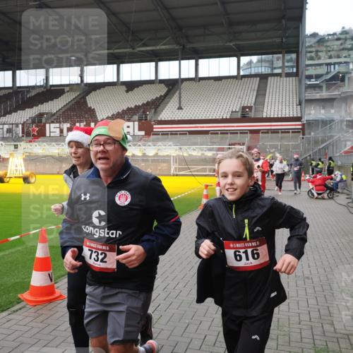 07.12.2025 - St. Pauli X-Mass-Run No. 15 Fabian Wolf http://msf.ph/oto/9421929 07.12.2025 11:48:40 Ziel 616, 732, 1613, 1891, 1911, 1926, 1927, 2008, 2075, 2148, 2432, 2717, 2718, 3023, 3388, 3646, 3926, 4134, 4423, 4424, 4426, 4477, 4480 meine-sportfotos.de