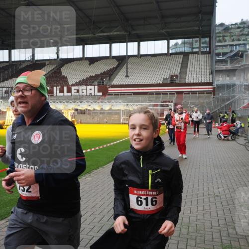 07.12.2025 - St. Pauli X-Mass-Run No. 15 Fabian Wolf http://msf.ph/oto/9421930 07.12.2025 11:48:40 Ziel 616, 732, 1613, 1891, 1911, 1926, 1927, 2008, 2075, 2148, 2432, 2717, 2718, 3023, 3388, 3646, 3926, 4134, 4423, 4424, 4426, 4477, 4480 meine-sportfotos.de