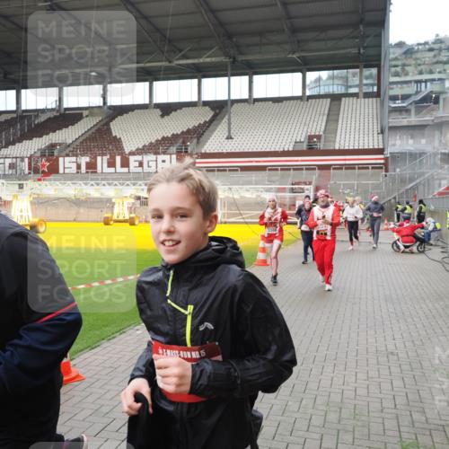 07.12.2025 - St. Pauli X-Mass-Run No. 15 Fabian Wolf http://msf.ph/oto/9421931 07.12.2025 11:48:40 Ziel 616, 732, 1613, 1891, 1911, 1926, 1927, 2008, 2075, 2148, 2432, 2717, 2718, 3023, 3388, 3646, 3926, 4134, 4423, 4424, 4426, 4477, 4480 meine-sportfotos.de