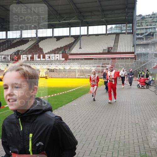07.12.2025 - St. Pauli X-Mass-Run No. 15 Fabian Wolf http://msf.ph/oto/9421932 07.12.2025 11:48:40 Ziel 616, 732, 1613, 1891, 1911, 1926, 1927, 2008, 2075, 2148, 2432, 2717, 2718, 3023, 3388, 3646, 3926, 4134, 4423, 4424, 4426, 4477, 4480 meine-sportfotos.de