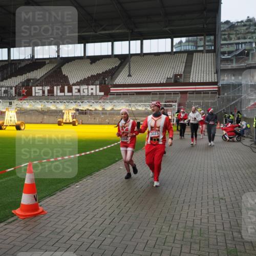 07.12.2025 - St. Pauli X-Mass-Run No. 15 Fabian Wolf http://msf.ph/oto/9421933 07.12.2025 11:48:42 Ziel 616, 732, 1613, 1891, 1911, 1926, 1927, 1966, 1967, 2008, 2075, 2148, 2432, 2717, 2718, 3023, 3388, 3646, 3926, 4134, 4423, 4424, 4426, 4477, 4480 meine-sportfotos.de