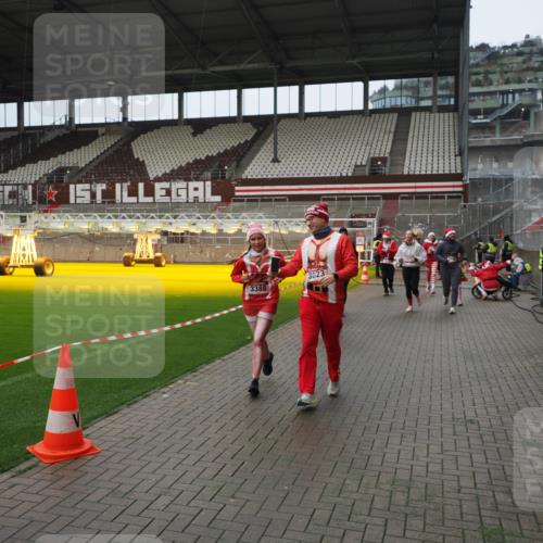 07.12.2025 - St. Pauli X-Mass-Run No. 15 Fabian Wolf http://msf.ph/oto/9421934 07.12.2025 11:48:42 Ziel 616, 732, 1613, 1891, 1911, 1926, 1927, 1966, 1967, 2008, 2075, 2148, 2432, 2717, 2718, 3023, 3388, 3646, 3926, 4134, 4423, 4424, 4426, 4477, 4480 meine-sportfotos.de