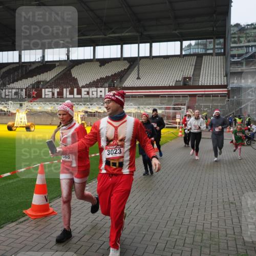 07.12.2025 - St. Pauli X-Mass-Run No. 15 Fabian Wolf http://msf.ph/oto/9421940 07.12.2025 11:48:43 Ziel 616, 732, 1613, 1891, 1911, 1926, 1927, 1966, 1967, 2008, 2075, 2148, 2432, 2717, 2718, 3023, 3388, 3646, 3926, 4134, 4423, 4424, 4426, 4477, 4480 meine-sportfotos.de