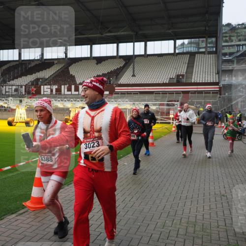 07.12.2025 - St. Pauli X-Mass-Run No. 15 Fabian Wolf http://msf.ph/oto/9421941 07.12.2025 11:48:43 Ziel 616, 732, 1613, 1891, 1911, 1926, 1927, 1966, 1967, 2008, 2075, 2148, 2432, 2717, 2718, 3023, 3388, 3646, 3926, 4134, 4423, 4424, 4426, 4477, 4480 meine-sportfotos.de