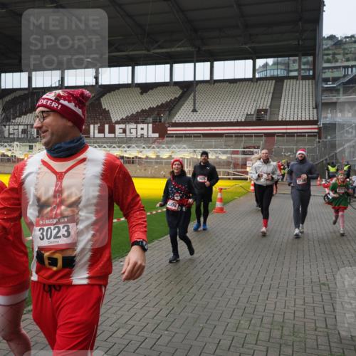 07.12.2025 - St. Pauli X-Mass-Run No. 15 Fabian Wolf http://msf.ph/oto/9421943 07.12.2025 11:48:44 Ziel 732, 1613, 1891, 1911, 1926, 1927, 1966, 1967, 2008, 2075, 2148, 2432, 2717, 2718, 3023, 3388, 3646, 3926, 4134, 4423, 4424, 4426, 4477, 4480 meine-sportfotos.de
