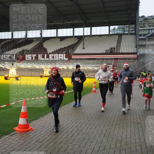 07.12.2025 - St. Pauli X-Mass-Run No. 15 Fabian Wolf http://msf.ph/oto/9421947 07.12.2025 11:48:44 Ziel 732, 1613, 1891, 1911, 1926, 1927, 1966, 1967, 2008, 2075, 2148, 2432, 2717, 2718, 3023, 3388, 3646, 3926, 4134, 4423, 4424, 4426, 4477, 4480 meine-sportfotos.de