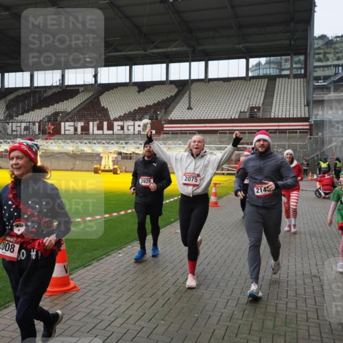 07.12.2025 - St. Pauli X-Mass-Run No. 15 Fabian Wolf http://msf.ph/oto/9421951 07.12.2025 11:48:45 Ziel 1613, 1891, 1911, 1926, 1966, 1967, 2008, 2075, 2148, 2432, 2717, 2718, 3023, 3388, 3646, 3926, 4134, 4423, 4424, 4426, 4477, 4480 meine-sportfotos.de