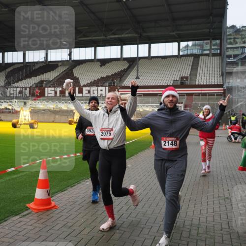07.12.2025 - St. Pauli X-Mass-Run No. 15 Fabian Wolf http://msf.ph/oto/9421953 07.12.2025 11:48:46 Ziel 1613, 1891, 1911, 1926, 1966, 1967, 2008, 2075, 2148, 2432, 2717, 2718, 3023, 3388, 3646, 3926, 4134, 4423, 4424, 4426, 4477, 4480 meine-sportfotos.de