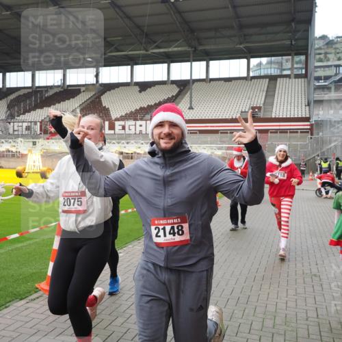 07.12.2025 - St. Pauli X-Mass-Run No. 15 Fabian Wolf http://msf.ph/oto/9421955 07.12.2025 11:48:46 Ziel 1613, 1891, 1911, 1926, 1966, 1967, 2008, 2075, 2148, 2432, 2717, 2718, 3023, 3388, 3646, 3926, 4134, 4423, 4424, 4426, 4477, 4480 meine-sportfotos.de