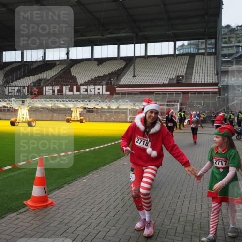 07.12.2025 - St. Pauli X-Mass-Run No. 15 Fabian Wolf http://msf.ph/oto/9421960 07.12.2025 11:48:47 Ziel 1613, 1891, 1911, 1966, 1967, 2008, 2075, 2148, 2717, 2718, 3023, 3388, 3646, 3926, 4134, 4423, 4424, 4426, 4477, 4480 meine-sportfotos.de