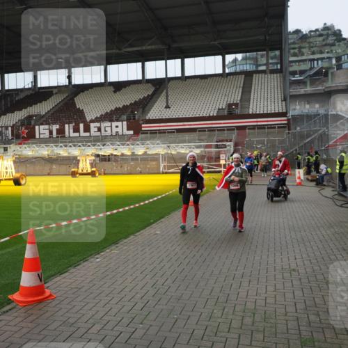 07.12.2025 - St. Pauli X-Mass-Run No. 15 Fabian Wolf http://msf.ph/oto/9421967 07.12.2025 11:48:51 Ziel 146, 244, 1613, 1891, 1966, 1967, 2008, 2075, 2148, 2717, 2718, 3023, 3388, 3926 meine-sportfotos.de