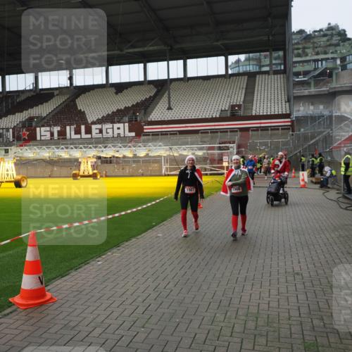 07.12.2025 - St. Pauli X-Mass-Run No. 15 Fabian Wolf http://msf.ph/oto/9421968 07.12.2025 11:48:51 Ziel 146, 244, 1613, 1891, 1966, 1967, 2008, 2075, 2148, 2717, 2718, 3023, 3388, 3926 meine-sportfotos.de