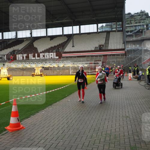 07.12.2025 - St. Pauli X-Mass-Run No. 15 Fabian Wolf http://msf.ph/oto/9421969 07.12.2025 11:48:51 Ziel 146, 244, 1613, 1891, 1966, 1967, 2008, 2075, 2148, 2717, 2718, 3023, 3388, 3926 meine-sportfotos.de