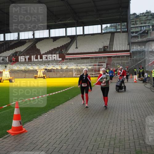07.12.2025 - St. Pauli X-Mass-Run No. 15 Fabian Wolf http://msf.ph/oto/9421970 07.12.2025 11:48:51 Ziel 146, 244, 1613, 1891, 1966, 1967, 2008, 2075, 2148, 2717, 2718, 3023, 3388, 3926 meine-sportfotos.de