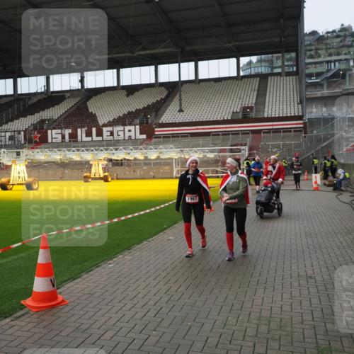 07.12.2025 - St. Pauli X-Mass-Run No. 15 Fabian Wolf http://msf.ph/oto/9421973 07.12.2025 11:48:52 Ziel 24, 146, 244, 548, 1613, 1966, 1967, 2008, 2075, 2148, 2717, 2718, 3023, 3388, 3926 meine-sportfotos.de