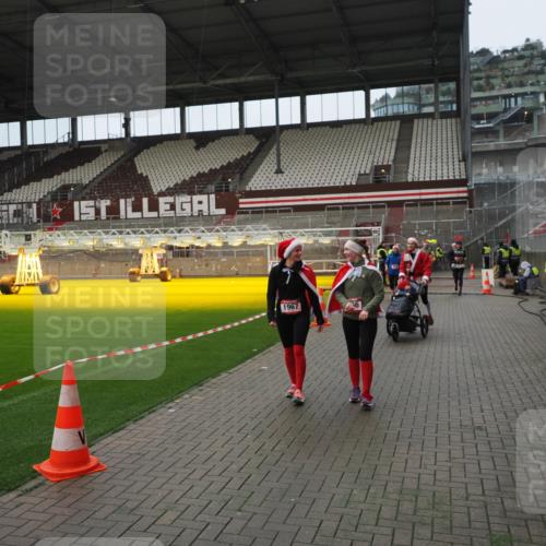 07.12.2025 - St. Pauli X-Mass-Run No. 15 Fabian Wolf http://msf.ph/oto/9421974 07.12.2025 11:48:52 Ziel 24, 146, 244, 548, 1613, 1966, 1967, 2008, 2075, 2148, 2717, 2718, 3023, 3388, 3926 meine-sportfotos.de