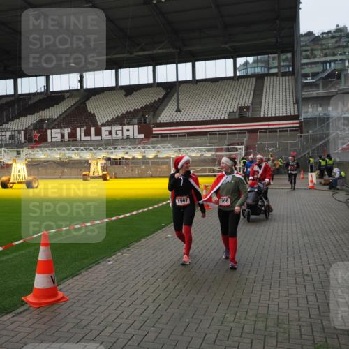 07.12.2025 - St. Pauli X-Mass-Run No. 15 Fabian Wolf http://msf.ph/oto/9421975 07.12.2025 11:48:52 Ziel 24, 146, 244, 548, 1613, 1966, 1967, 2008, 2075, 2148, 2717, 2718, 3023, 3388, 3926 meine-sportfotos.de