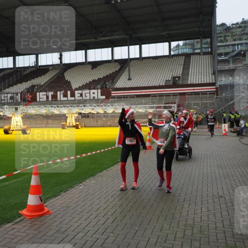 07.12.2025 - St. Pauli X-Mass-Run No. 15 Fabian Wolf http://msf.ph/oto/9421976 07.12.2025 11:48:52 Ziel 24, 146, 244, 548, 1613, 1966, 1967, 2008, 2075, 2148, 2717, 2718, 3023, 3388, 3926 meine-sportfotos.de