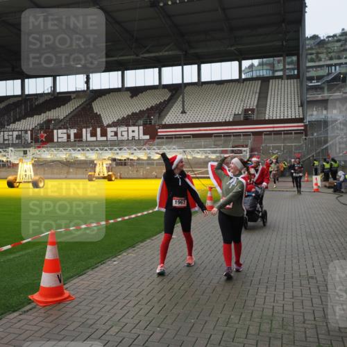 07.12.2025 - St. Pauli X-Mass-Run No. 15 Fabian Wolf http://msf.ph/oto/9421977 07.12.2025 11:48:53 Ziel 24, 146, 244, 548, 1613, 1966, 1967, 2008, 2075, 2148, 2717, 2718, 3926 meine-sportfotos.de