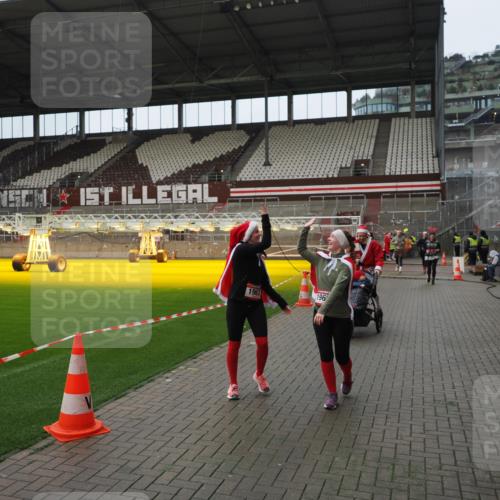 07.12.2025 - St. Pauli X-Mass-Run No. 15 Fabian Wolf http://msf.ph/oto/9421978 07.12.2025 11:48:53 Ziel 24, 146, 244, 548, 1613, 1966, 1967, 2008, 2075, 2148, 2717, 2718, 3926 meine-sportfotos.de