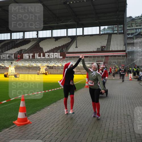 07.12.2025 - St. Pauli X-Mass-Run No. 15 Fabian Wolf http://msf.ph/oto/9421979 07.12.2025 11:48:53 Ziel 24, 146, 244, 548, 1613, 1966, 1967, 2008, 2075, 2148, 2717, 2718, 3926 meine-sportfotos.de