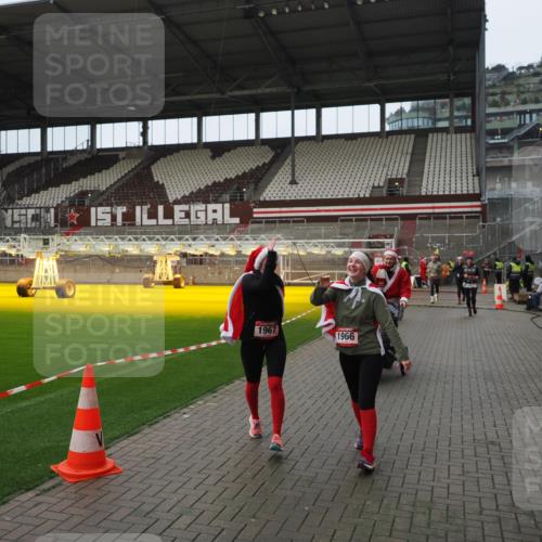 07.12.2025 - St. Pauli X-Mass-Run No. 15 Fabian Wolf http://msf.ph/oto/9421980 07.12.2025 11:48:53 Ziel 24, 146, 244, 548, 1613, 1966, 1967, 2008, 2075, 2148, 2717, 2718, 3926 meine-sportfotos.de