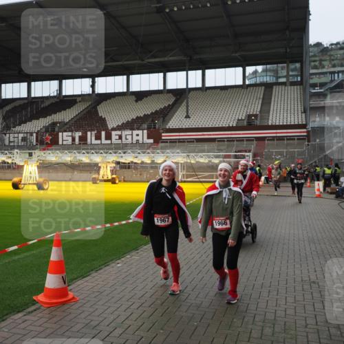 07.12.2025 - St. Pauli X-Mass-Run No. 15 Fabian Wolf http://msf.ph/oto/9421981 07.12.2025 11:48:53 Ziel 24, 146, 244, 548, 1613, 1966, 1967, 2008, 2075, 2148, 2717, 2718, 3926 meine-sportfotos.de