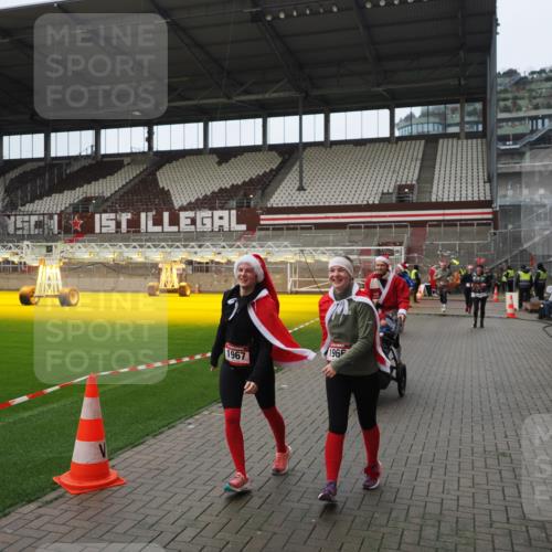 07.12.2025 - St. Pauli X-Mass-Run No. 15 Fabian Wolf http://msf.ph/oto/9421982 07.12.2025 11:48:54 Ziel 24, 146, 244, 548, 1613, 1966, 1967, 2008, 2075, 2148, 2717, 2718, 3926 meine-sportfotos.de