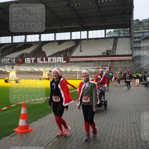 07.12.2025 - St. Pauli X-Mass-Run No. 15 Fabian Wolf http://msf.ph/oto/9421983 07.12.2025 11:48:54 Ziel 24, 146, 244, 548, 1613, 1966, 1967, 2008, 2075, 2148, 2717, 2718, 3926 meine-sportfotos.de
