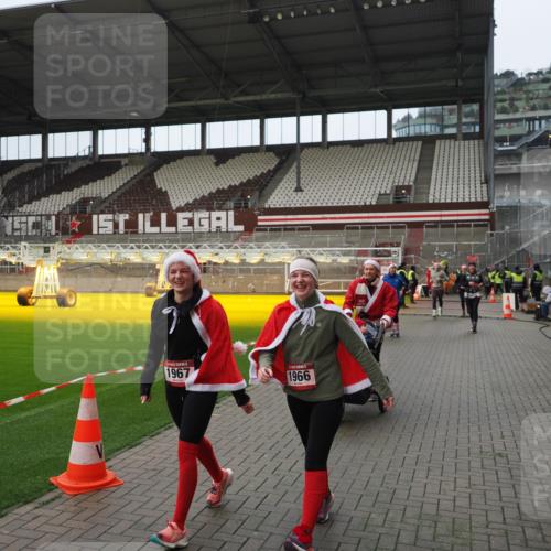 07.12.2025 - St. Pauli X-Mass-Run No. 15 Fabian Wolf http://msf.ph/oto/9421984 07.12.2025 11:48:54 Ziel 24, 146, 244, 548, 1613, 1966, 1967, 2008, 2075, 2148, 2717, 2718, 3926 meine-sportfotos.de