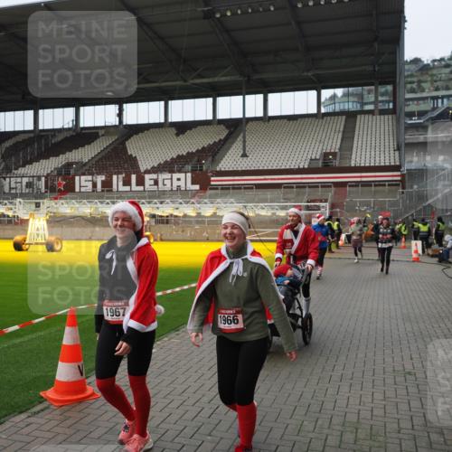 07.12.2025 - St. Pauli X-Mass-Run No. 15 Fabian Wolf http://msf.ph/oto/9421985 07.12.2025 11:48:54 Ziel 24, 146, 244, 548, 1613, 1966, 1967, 2008, 2075, 2148, 2717, 2718, 3926 meine-sportfotos.de
