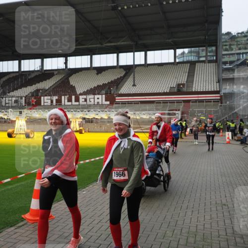07.12.2025 - St. Pauli X-Mass-Run No. 15 Fabian Wolf http://msf.ph/oto/9421986 07.12.2025 11:48:54 Ziel 24, 146, 244, 548, 1613, 1966, 1967, 2008, 2075, 2148, 2717, 2718, 3926 meine-sportfotos.de