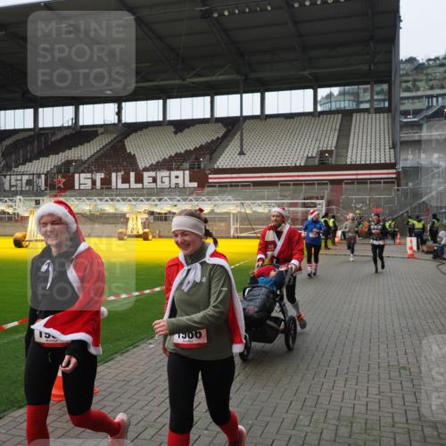 07.12.2025 - St. Pauli X-Mass-Run No. 15 Fabian Wolf http://msf.ph/oto/9421987 07.12.2025 11:48:55 Ziel 24, 146, 244, 548, 1613, 1966, 1967, 2075, 2148, 2717, 2718, 3926 meine-sportfotos.de