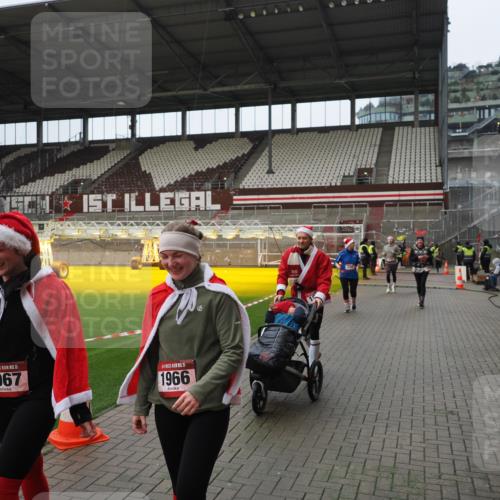 07.12.2025 - St. Pauli X-Mass-Run No. 15 Fabian Wolf http://msf.ph/oto/9421988 07.12.2025 11:48:55 Ziel 24, 146, 244, 548, 1613, 1966, 1967, 2075, 2148, 2717, 2718, 3926 meine-sportfotos.de