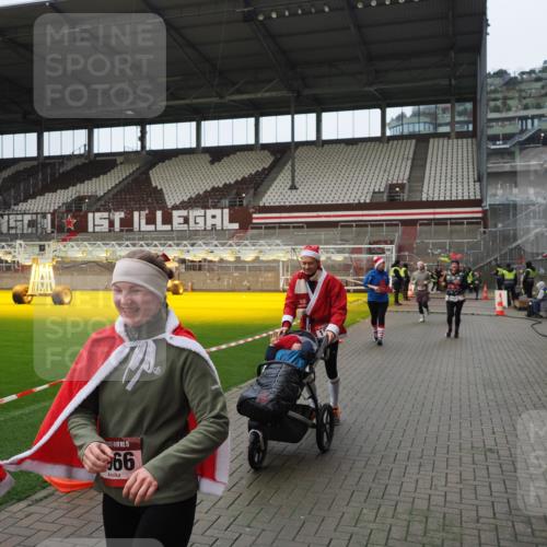 07.12.2025 - St. Pauli X-Mass-Run No. 15 Fabian Wolf http://msf.ph/oto/9421989 07.12.2025 11:48:55 Ziel 24, 146, 244, 548, 1613, 1966, 1967, 2075, 2148, 2717, 2718, 3926 meine-sportfotos.de