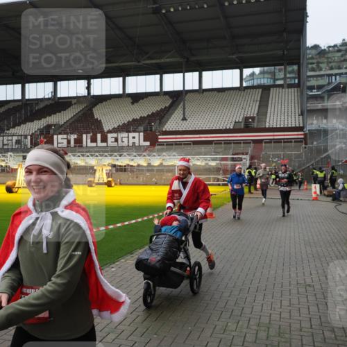 07.12.2025 - St. Pauli X-Mass-Run No. 15 Fabian Wolf http://msf.ph/oto/9421990 07.12.2025 11:48:55 Ziel 24, 146, 244, 548, 1613, 1966, 1967, 2075, 2148, 2717, 2718, 3926 meine-sportfotos.de