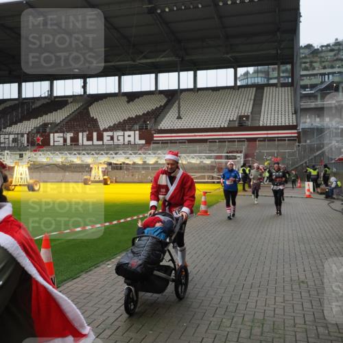 07.12.2025 - St. Pauli X-Mass-Run No. 15 Fabian Wolf http://msf.ph/oto/9421991 07.12.2025 11:48:56 Ziel 24, 146, 244, 548, 1613, 1966, 1967, 2075, 2148, 2717, 2718 meine-sportfotos.de