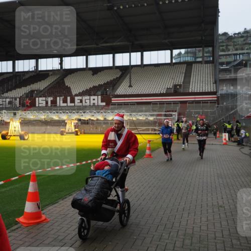 07.12.2025 - St. Pauli X-Mass-Run No. 15 Fabian Wolf http://msf.ph/oto/9421992 07.12.2025 11:48:56 Ziel 24, 146, 244, 548, 1613, 1966, 1967, 2075, 2148, 2717, 2718 meine-sportfotos.de