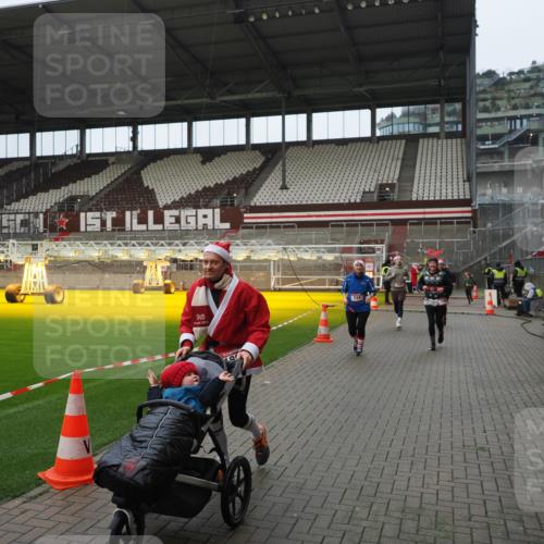 07.12.2025 - St. Pauli X-Mass-Run No. 15 Fabian Wolf http://msf.ph/oto/9421993 07.12.2025 11:48:56 Ziel 24, 146, 244, 548, 1613, 1966, 1967, 2075, 2148, 2717, 2718 meine-sportfotos.de