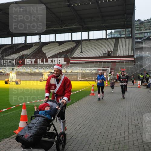 07.12.2025 - St. Pauli X-Mass-Run No. 15 Fabian Wolf http://msf.ph/oto/9421994 07.12.2025 11:48:56 Ziel 24, 146, 244, 548, 1613, 1966, 1967, 2075, 2148, 2717, 2718 meine-sportfotos.de