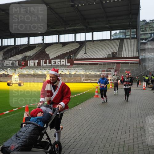 07.12.2025 - St. Pauli X-Mass-Run No. 15 Fabian Wolf http://msf.ph/oto/9421995 07.12.2025 11:48:56 Ziel 24, 146, 244, 548, 1613, 1966, 1967, 2075, 2148, 2717, 2718 meine-sportfotos.de