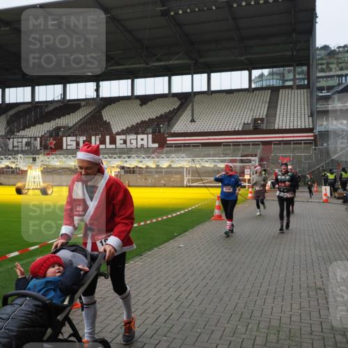 07.12.2025 - St. Pauli X-Mass-Run No. 15 Fabian Wolf http://msf.ph/oto/9421996 07.12.2025 11:48:57 Ziel 24, 146, 244, 548, 701, 703, 1613, 1966, 1967, 2148, 2717, 2718 meine-sportfotos.de