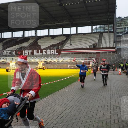 07.12.2025 - St. Pauli X-Mass-Run No. 15 Fabian Wolf http://msf.ph/oto/9421997 07.12.2025 11:48:57 Ziel 24, 146, 244, 548, 701, 703, 1613, 1966, 1967, 2148, 2717, 2718 meine-sportfotos.de