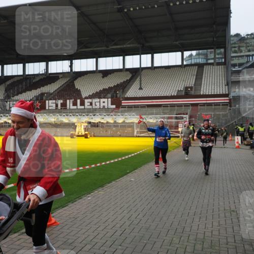 07.12.2025 - St. Pauli X-Mass-Run No. 15 Fabian Wolf http://msf.ph/oto/9421998 07.12.2025 11:48:57 Ziel 24, 146, 244, 548, 701, 703, 1613, 1966, 1967, 2148, 2717, 2718 meine-sportfotos.de