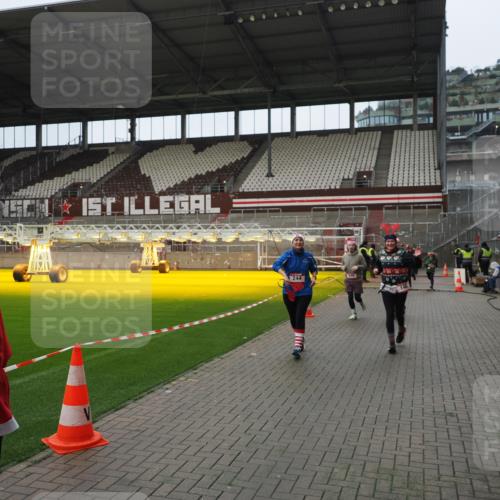 07.12.2025 - St. Pauli X-Mass-Run No. 15 Fabian Wolf http://msf.ph/oto/9421999 07.12.2025 11:48:57 Ziel 24, 146, 244, 548, 701, 703, 1613, 1966, 1967, 2148, 2717, 2718 meine-sportfotos.de